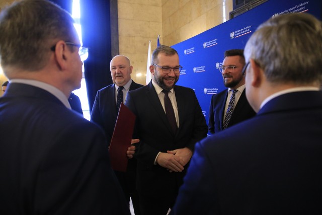 W poniedziałek 20 marca w Śląskim Urzędzie Wojewódzkim Grzegorz Puda, minister funduszy i polityki regionalnej, ogłosił przekazanie 82 mln złotych na wsparcie transportu niskoemisyjnego na Śląsku.