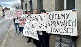 Protest przed szwalnią w Czerwieńsku. Na banerach polskie i ukraińskie hasła. Kim są protestujący i o co walczą?