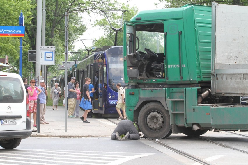 Ciężarówka zablokowała torowisko pod zoo
