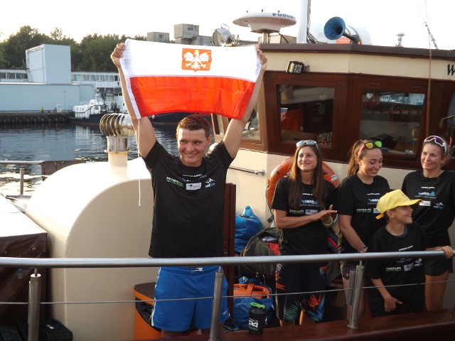 Sebastian Karaś i część jego teamu jeszcze na pokładzie łodzi James Cook