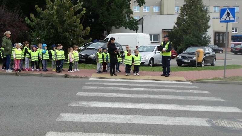 „Bezpieczna droga do szkoły” – spotkania przedszkolaków w powiecie przysuskim z policjantami