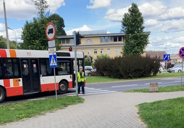 Do wypadku doszło na przejściu dla pieszych przy rondzie księdza Romana Kotlarza w Radomiu.