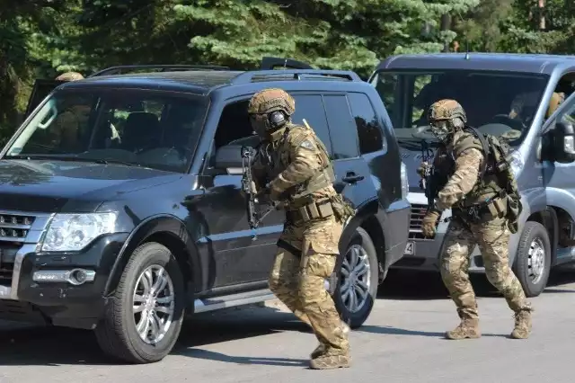 W ramach ćwiczeń przeprowadzono symulowany atak na jeden z budynków zakładu.