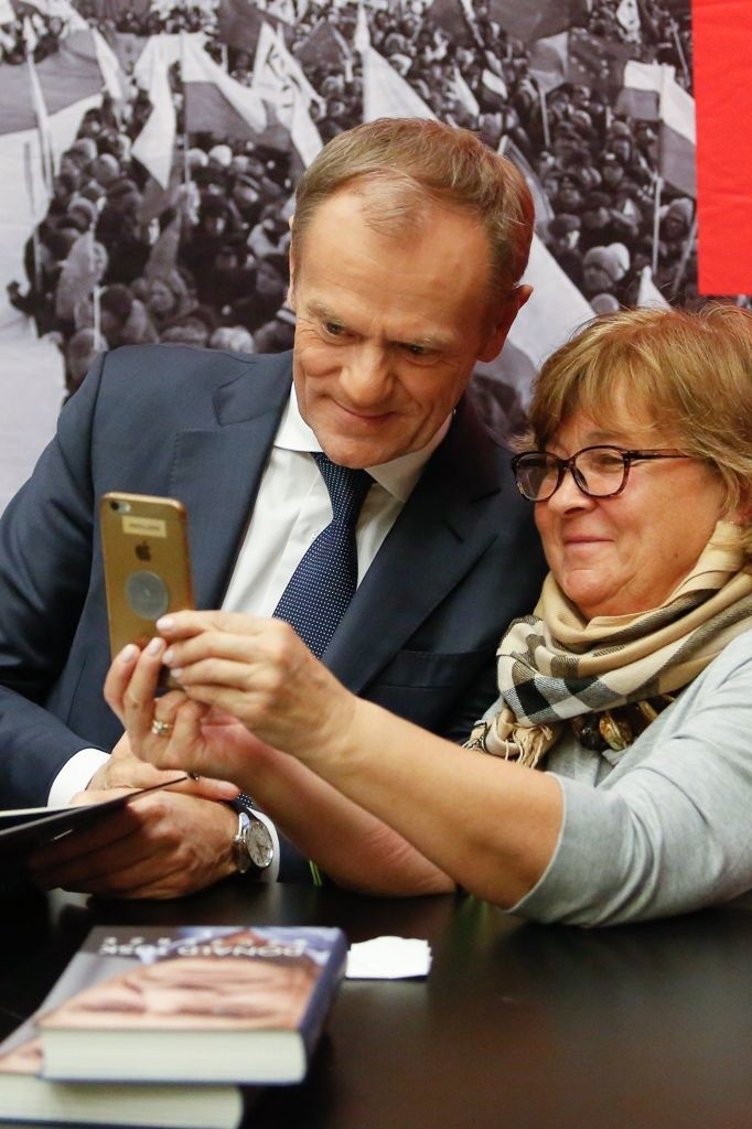 Donald Tusk promował swoją książkę "Szczerze" w Europejskim...