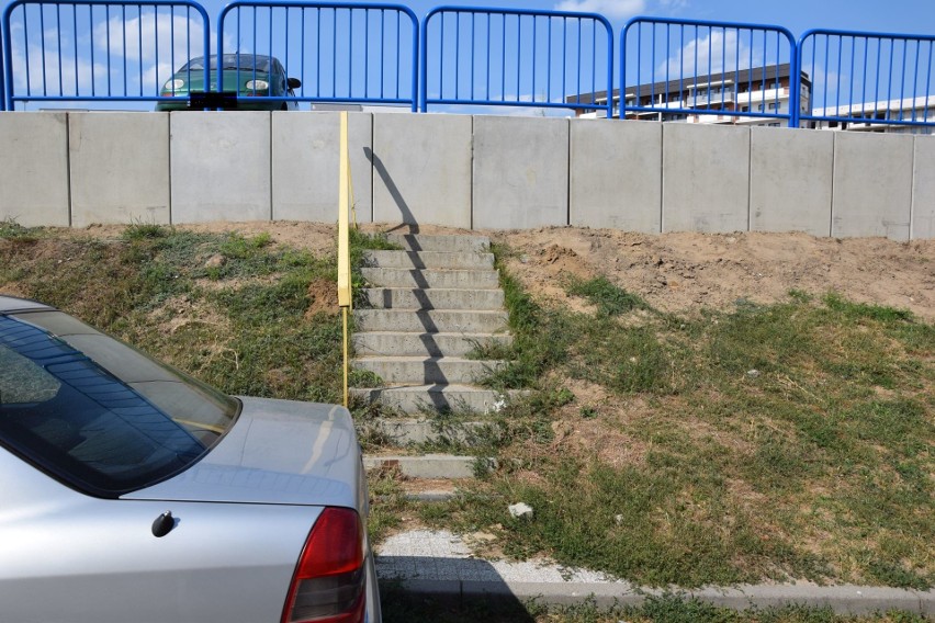 Schody donikąd mają się wreszcie otworzyć na parking przy ul. Wyszyńskiego w Świeciu