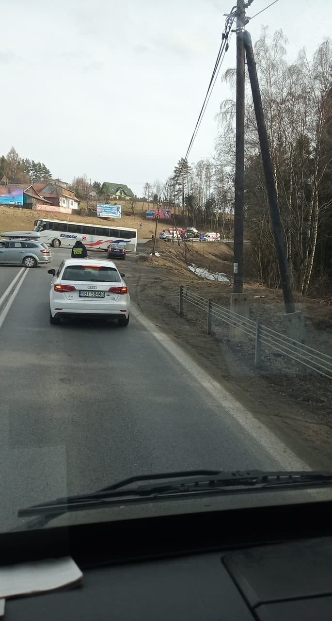 Wypadek na zakopiance w Naprawie. Ranny motocyklista [ZDJĘCIA]