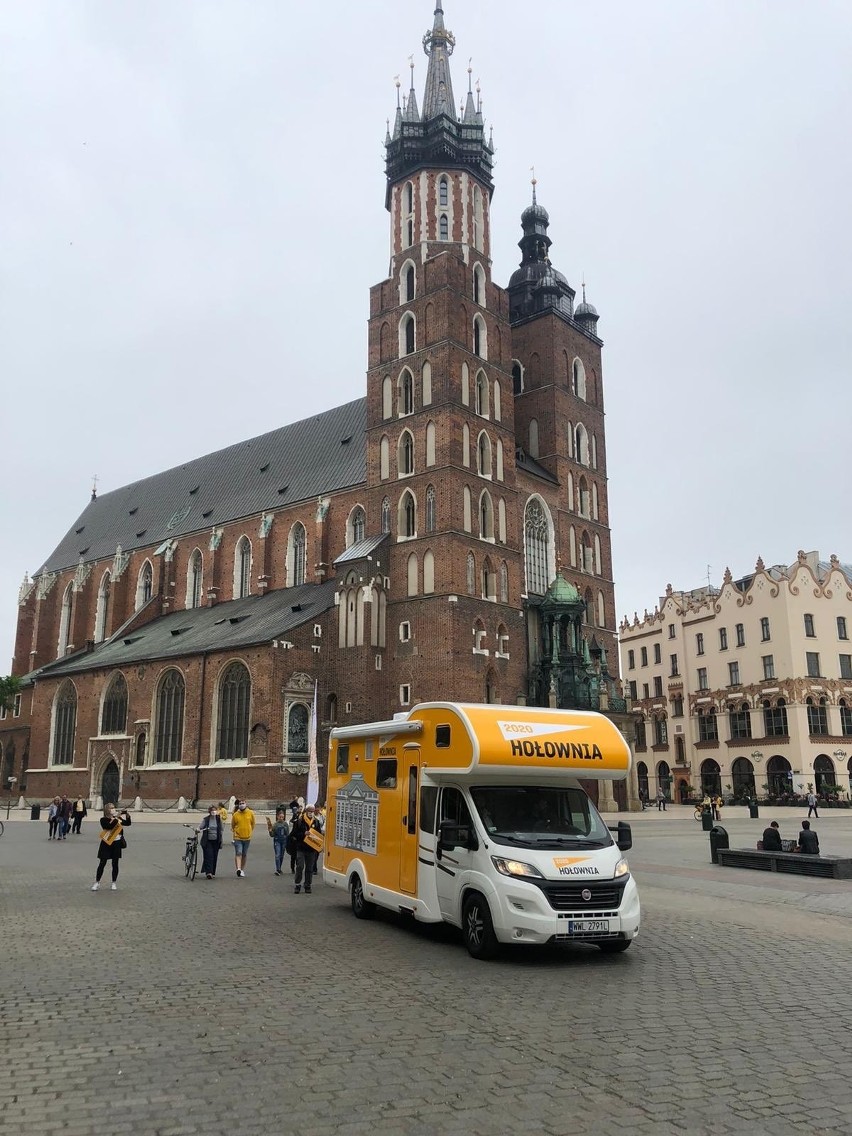 Kraków. Sztab Szymona Hołowni wjechał kamperem na Rynek Główny. W urzędzie prowadzą postępowanie w tej sprawie