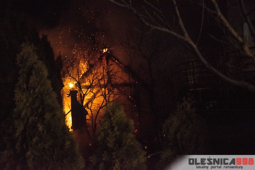 Płomienie było widać z kilkuset metrów. Dwa domy zagrożone