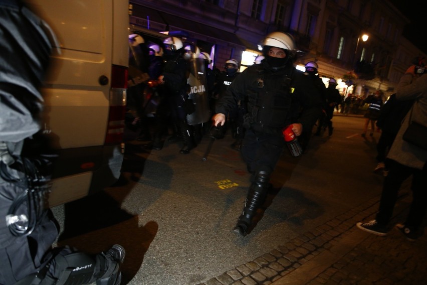 Bojówki kibiców wyszły na ulice. Pseudokibice zaatakowali manifestujących w Warszawie ZDJĘCIA, WIDEO 8.11  