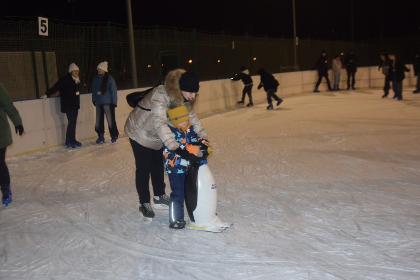 Tłumy na lodowisku w Radomiu. Mroźna pogoda sprzyjała wieczorem łyżwiarzom. Zobaczcie nowe zdjęcia