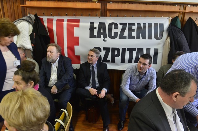 Lekarze, mieszkańcy powiatu, którzy wczoraj przybyli na sesję Rady Powiatu w Radomiu, mieli hasła sprzeciwiające się łączeniu.