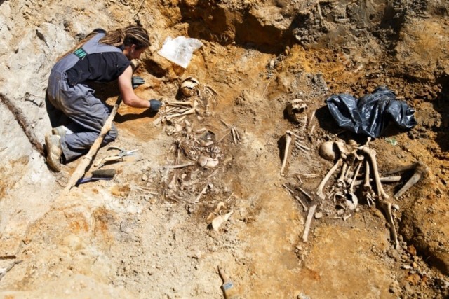 Jak poinformował Adam Falis, biegły archeolog nadzorujący prace, wykopano już około 100 szkieletów