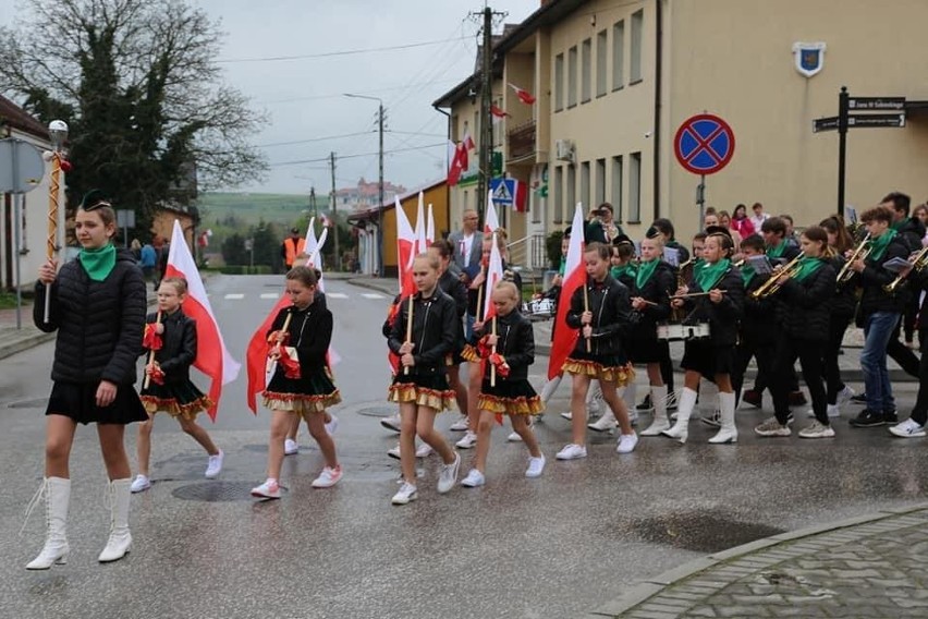 Święto uchwalenia Konstytucji 3 Maja w Wodzisławiu. W uroczystościach wzięło udział wielu mieszkańców. Zobacz zdjęcia