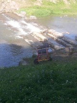 Szczawnica: kobieta z dziećmi wjechała rowerem do potoku