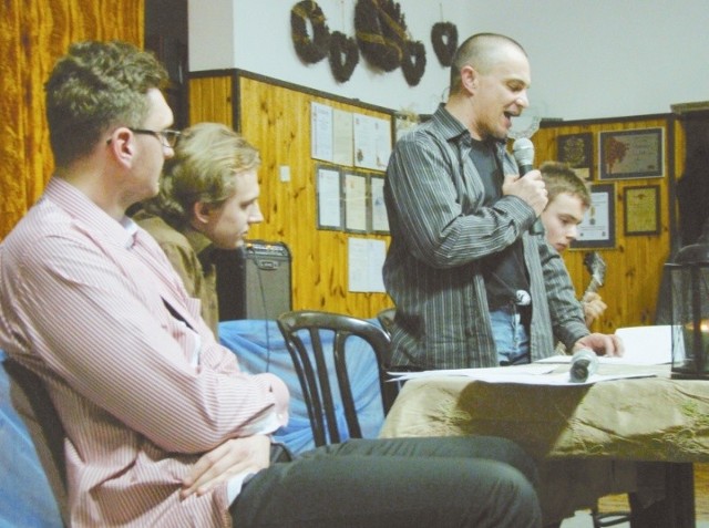 Wszechstronny twórca Kordian Michalski podczas spotkania autorskiego w Gminnym Ośrodku Kultury w Boćkach.