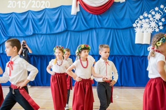 Dziś (2 września) uczniowie wrócili do szkół po wakacyjnej przerwie. W toruńskich szkołach swoją przygodę z edukacją rozpoczęło 1840 pierwszaków.  Uroczystą inaugurację roku szkolnego 2019/2020 zorganizowano Szkole Podstawowej nr 15 przy ul. Paderewskiego.