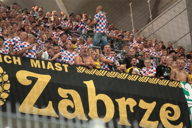 Zespół Górnika Zabrze rozegrał znakomity mecz, prowadził z Legią 2:0, ale znów nie wygrał. Drużyna Bartoscha Gaula w niesamowitych okolicznościach straciła dwa punkty, a kibice opuszczali stadion z wielkim niedosytem. Zobacz zdjęcia kibiców Górnika.