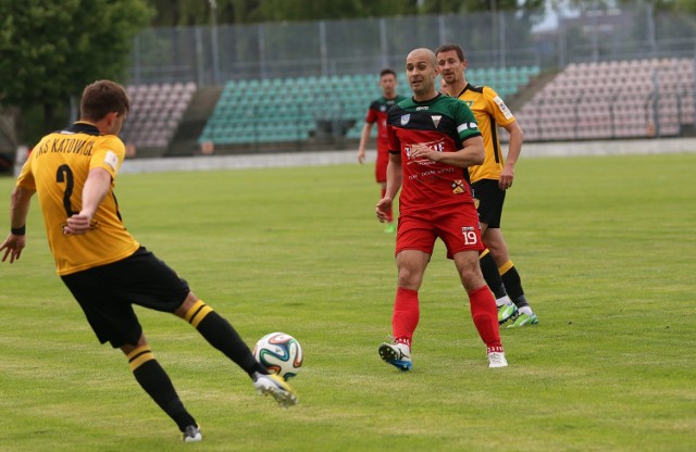 W czerwonych spodenkach nowy napastnik MKS-u Maciej Kowalczyk.