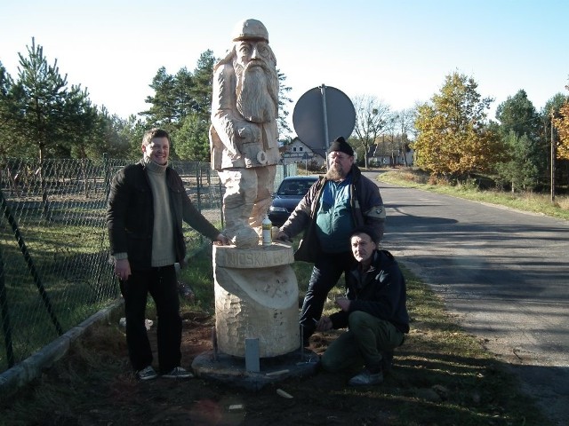 Z prawej stoi Zygmunt Kędzierski, autor rzeźb