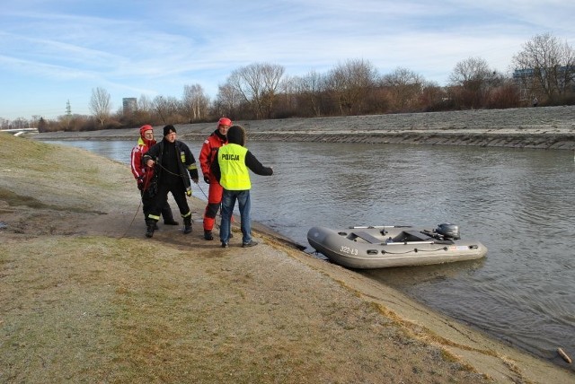 Policjanci nadal poszukują zaginionej w Nowy Rok Aleksandry Kowalczyk, 38-letniej mieszkanki Rzeszowa. W poniedziałek funkcjonariusze sprawdzali brzegi Wisłoka od zapory do Mostu Mazowieckiego. Wczoraj rzekę na tym odcinku sprawdzali strażacy. 
