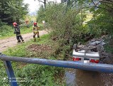 Maszkowice. Samochód osobowy dachował w potoku [ZDJĘCIA]