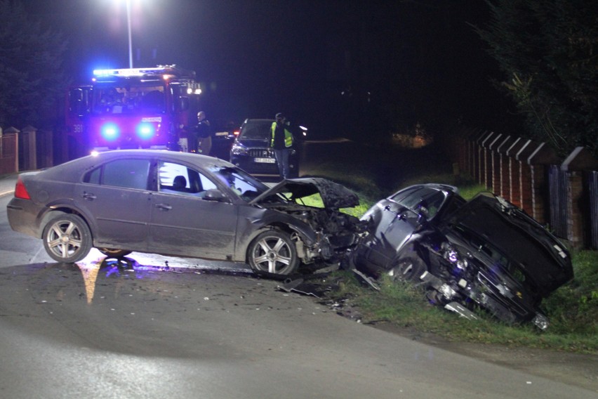 Wypadek w Jamnicy. Po zderzeniu dwóch samochodów kierowca i pasażer jednego z nich uciekli z miejsca. Dlaczego? (WIDEO, ZDJĘCIA)