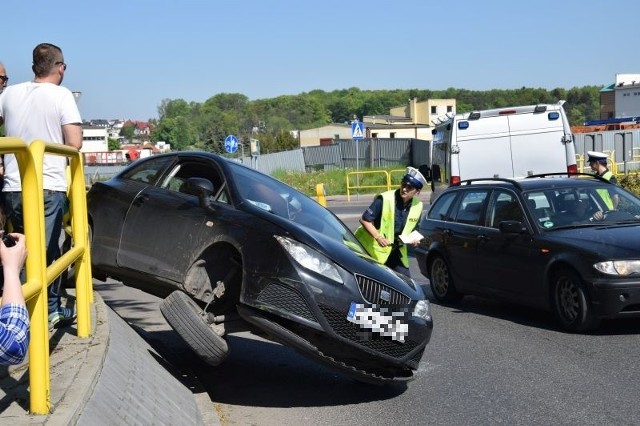 To pierwszy taki przypadek. W Chojnicach rondo biszkoptowe, jak potocznie się je nazywa, istnieje już kilka lat i nie zanotowano na nim żadnych wypadków czy kolizji. Aż do dzisiaj. >> Najświeższe informacje z regionu, zdjęcia, wideo tylko na www.pomorska.pl 