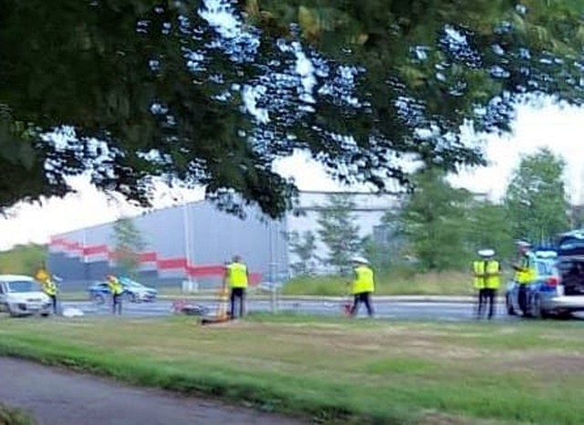 Wypadek na DK94 w Piekarach Śląskich. Zderzył się samochód z motocyklem. Jedna osoba jest poszkodowana