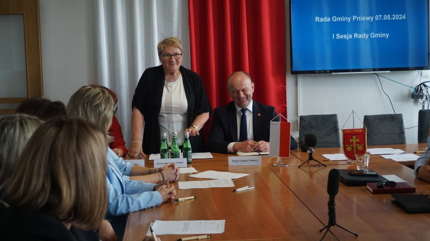 Pierwsza sesja Rady Gminy w Pniewach. Ślubowanie radnych i wójta. Grzegorz Sowiński przewodniczącym. Zobacz zdjęcia