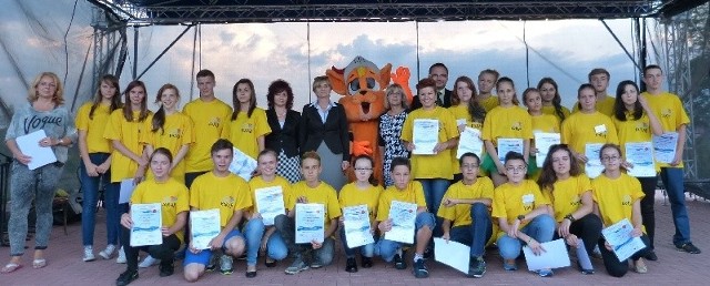 Stypendyści Lokalnego Programu Stypendialnego Korab w Staszowie: Julia Bąk, Mateusz Cecelon, Kamila Cepil, Julia Cichoń, Magdalena Fydrych, Jakub Glibowski, Magdalena Golonka, Radosław Grabka, Paweł Jacak, Michał Kaleta, Katarzyna Kałamaga, Michał Kałamaga, Aleksandra Kopeć, Weronika Kosiór, Eliza Maj, Patrycja Mularczyk, Daria Nurkiewicz, Anita Oszczypała, Oliwia Rogala, Kamil Skałbania, Rafał Skrzypek, Martyna Sobańska, Martyna Węgierska, Iga Wosińska i Agata Wyrzykowska