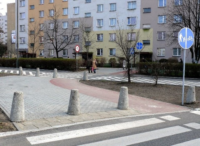 Na nowym chodniku przy skrzyżowaniu alei Grzecznarowskiego z ulicą PCK pojawiły się betonowe słupki, które skutecznie uniemożliwiają nieprawidłowe parkowanie samochodów.