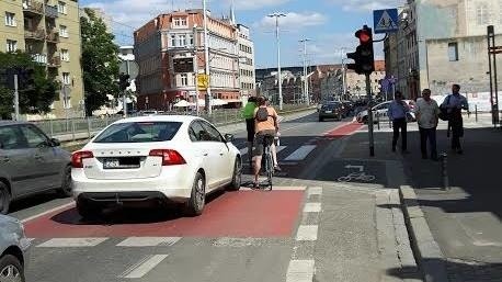 Biały furgon na drodze dla rowerów. We Wrocławiu to standard 