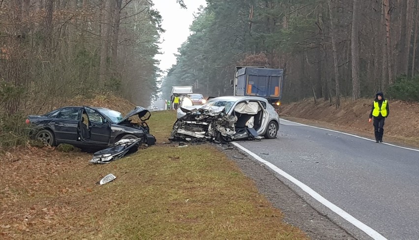 Wypadek w Niegowcu. Trzy osoby w szpitalu. Utrudnienia w ruchu [ZDJĘCIA]