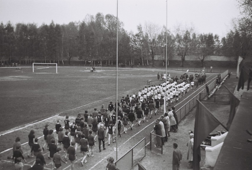 Tak wyglądały szkolne zawody lekkoatletyczne w latach 60