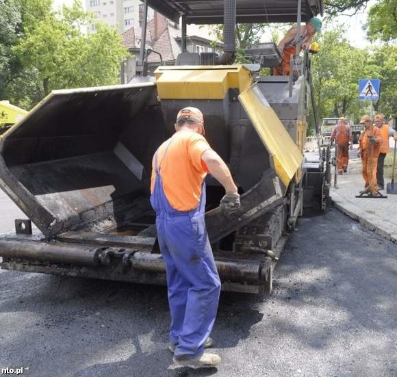 Na ulicy zakończyło się wylewanie asfaltu.