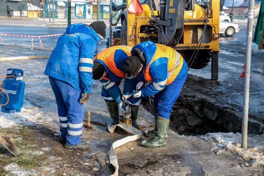 Na ul. Wolskiej po pęknięciu wodociągu utworzyła się...