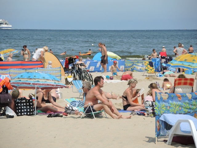 Turyści z Niechorza i Pogorzelicy mogą już kąpać się w morzu.