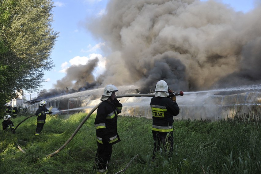 Strażacy dogaszają pożar w Markowej 