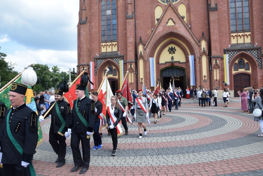 Arcybiskup Wiktor Skworc poświęcił sztandar Rybnika