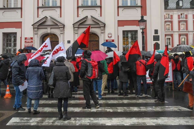 Przedstawiciele związków zawodowych protestowali w Poznaniu m. in. w grudniu ubiegłego roku. Domagali się od podwyżek dla instytucji prowadzonych przez Urząd Miasta Poznania.