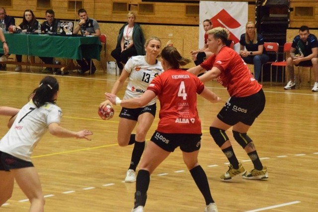 W piątek Suzuki Korona Handball Kielce gra w Lubinie z mis-trzem Polski. Na zdjęciu z piłką Wiktoria Gliwińska