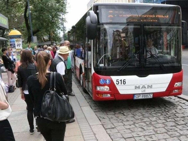 Za darmo miejskimi autobusami mogą jeździć posiadacze prawa jazdy i samochodu.