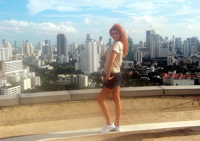 Marta Jaskulska na 25 piętrze hotelu z widokiem na panoramę Bangkoku.