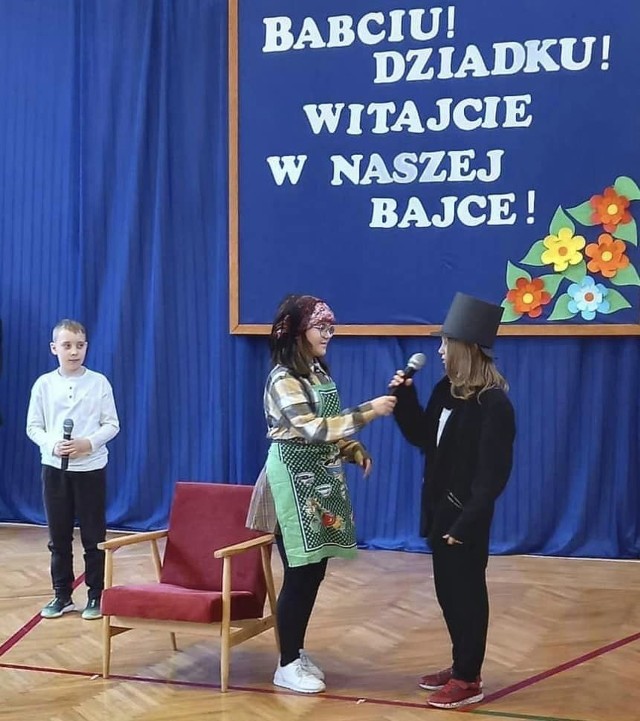 "Babciu Dziadku witajcie w naszej bajce" pod takim hasłem uczniowie Szkoły Podstawowej imienia Ziemi Sandomierskiej w Słupczy, w gminie Dwikozy przygotowali piękny spektakl. Więcej na kolejnych zdjęciach