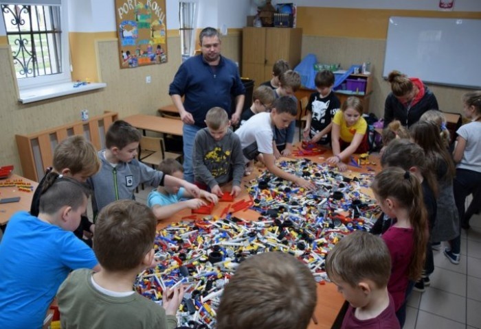 Nad pracami czuwał Mariusz Brzęcki - prezes Stowarzyszenia...