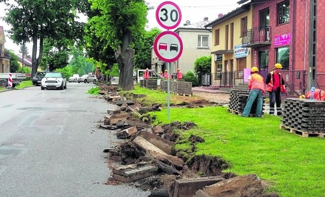 Remont ulicy 11 Listopada w Sandomierzu już się rozpoczął. Od dzisiaj obowiązuje nowa organizacja ruchu.