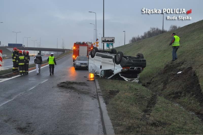 Groźny wypadek na DTŚ: Dachowanie samochodu dostawczego