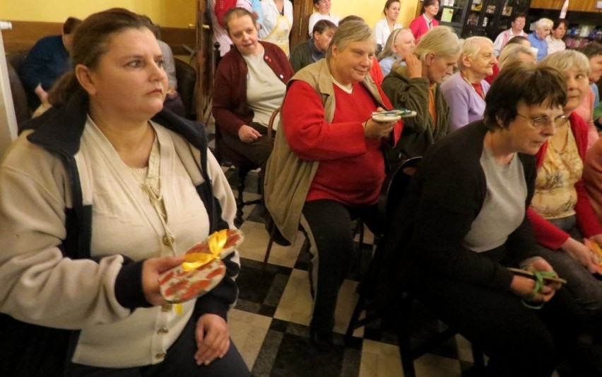 Gesty... zwykłe i niezwykłe. Buscy harcerze odwiedzili Dom Pomocy Społecznej w Słupi [ZDJĘCIA]