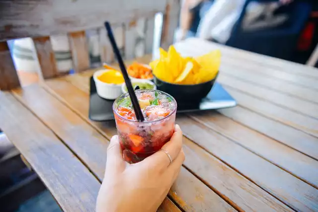 Alkohol nie ma zapachu. To chmiel, jęczmień i inne składniki można wyczuć na oddechu. Które alkohole najmniej czuć po wypiciu? Sprawdź!Slajdy zostały ułożone od alkoholu, który jest najbardziej wyczuwalny w oddechu, do tego, który czuć najmniej. Zaskoczeni?Aby przejść do kolejnego zdjęcia przesuń stronę gestem lub kliknij strzałkę w prawo na zdjęciu  >>>