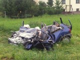 Wypadek w Kobiernicach: Opel wjechał pod ciężarówkę. Kierowca w ciężkim stanie [ZDJĘCIA]
